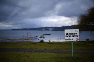 Denuncian ríos de caca que corren por las calles de Villarrica y desembocan en el lago