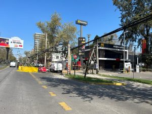Letra “M” en letrero de McDonald’s cae: Cortes de tránsito y energía eléctrica en Ñuñoa