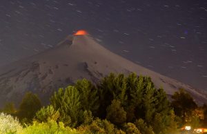 Volcán Villarrica: Experto aclara que erupción es impredecible y alerta por colegio en riesgo