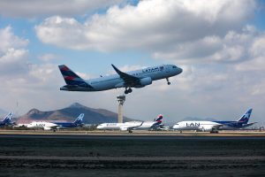 Por atraso de vuelo Santiago-Iquique pasajero amenazó con bomba a piloto: Evacúan avión