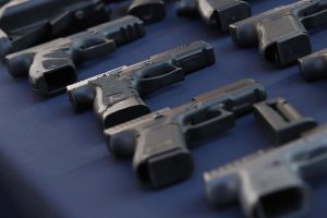 Barómetro Seguridad UC: 350 mil hogares cuentan con al menos un arma de fuego en el país