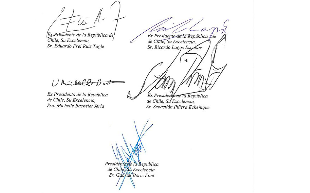 La firma de todos los expresidentes, más Gabriel Boric, actual mandatario