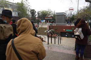 Alerta Metro: Varias estaciones de la Línea 5 cerradas por “arengazo” de Colo-Colo