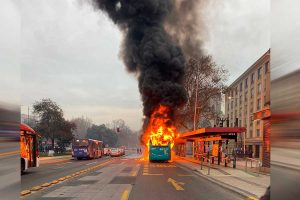 VIDEO| Encapuchados lanzan molotov e incendian microbús en Cumming con Alameda