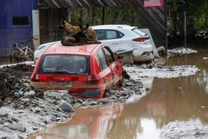 Curarrehue: Encuentran cuerpos de dos desaparecidos tras fuertes lluvias y aluvión