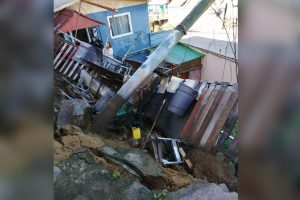 Derrumbe en cerro Ramaditas en Valparaíso: Siete casas aisladas y adultos mayores atrapados