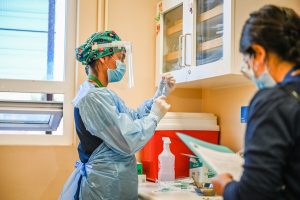 Ofrecen 120 vacantes para enfermeras y TENS: Hasta $720 mil de sueldo por media jornada