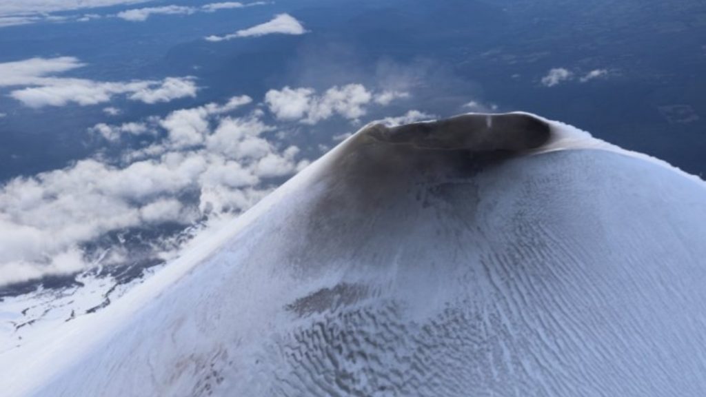 Sernageomin revela foto del último sobrevuelo en Volcán Villarrica: «Comportamiento inestable»