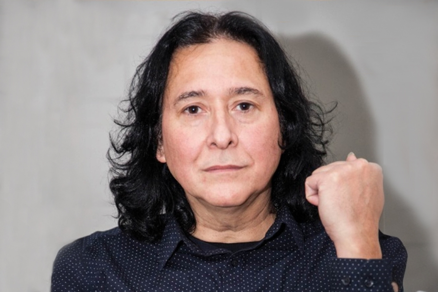Héctor Pavez lleva a escena la historia de la poesía social chilena