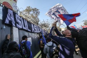 Tensión en la U: Hinchas lanzan panfletos en el CDA en previa de reunión de Azul Azul