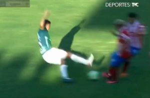 VIDEO| “Tarjeta roja es poco”: Hondureño lesiona a dos jugadores con terrorífica patada