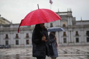 Lluvia matinal y ambiente frío: Así estará el tiempo en Santiago y zona central este viernes