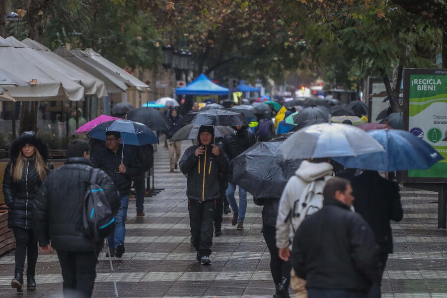 Lluvia en Santiago ralentiza Metro, apaga semáforos y amenaza con turbiedad de agua potable