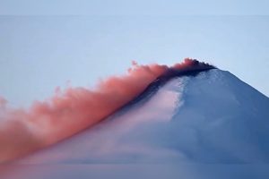 VIDEO| Impactante registro del volcán Villarrica: Humareda es captada desde muy cerca