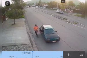 VIDEO| Roban scooter eléctrico desde automóvil: Ambos iban en movimiento en una carretera