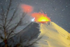 VIDEO| Volcán Villarrica sigue aumentando su actividad: Así fue la fumarola de este martes