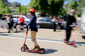 ¿Circula con scooter?: Use la vereda sólo si es menor de 14 años o acompaña a un menor