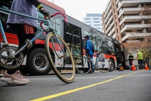 Presentan en Chile el primer bus impulsado por hidrógeno verde en el país