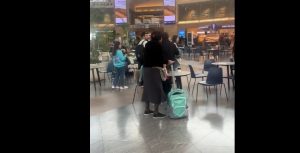 VIDEO| En medio del pánico pasajeros reaccionan a alerta de bombardero en aeropuerto de Israel