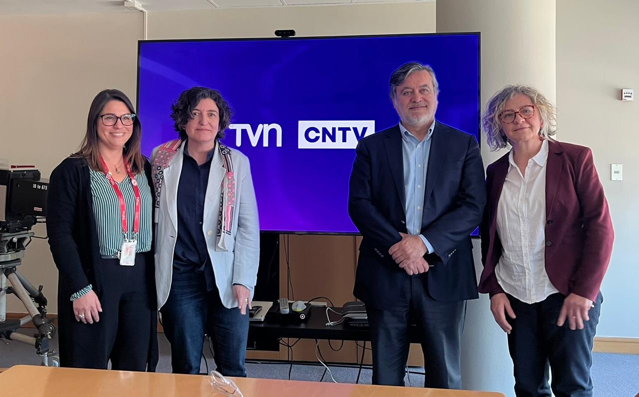 De izquierda a derecha, Mariana Hidalgo, directora de NTV y Andrea Fresard, presidenta del directorio de TVN, junto al presidente del CNTV, Mauricio Muñoz, y Soledad Suit, directora de CNTV infantil, durante la firma del convenio