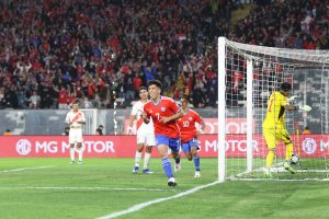 La Roja despertó a tiempo para vencer a Perú pese a no mostrar su mejor juego
