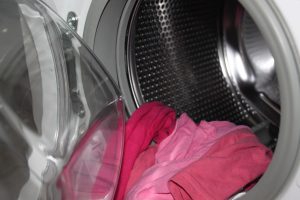 Lavar ropa contamina los mares con microplástico: Lanzan filtros para capturarlos en la lavadora