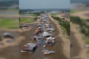 VIDEO| Pueblo flotante queda varado en la Amazonía durante su peor sequía en 120 años
