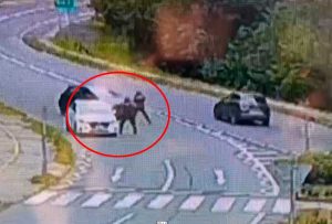 VIDEO| Captan brutal atropello a carabinero en Pucón: Conductor huyó baleado