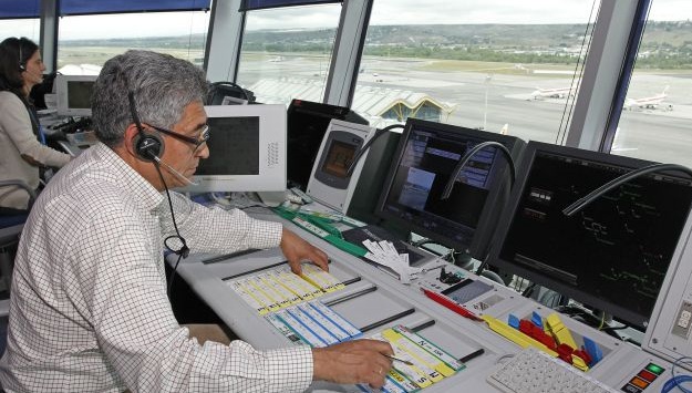 Controladores aéreos anuncian paralización: Podría generar demora de tres horas en vuelos