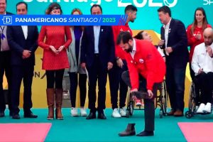 VIDEO| Sin zapatos y calcetines: Presidente Boric inaugura obras del Estadio Nacional