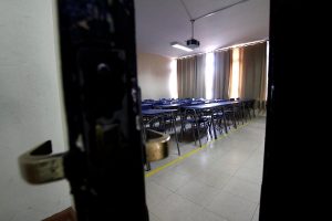 Miles de estudiantes de 9 escuelas y liceos de Tiltil sin colegio por deuda municipal