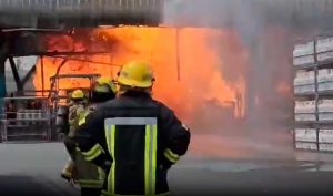 VIDEO| Incendio en planta de Gasco: Peligrosa explosión en medio del trabajo de Bomberos