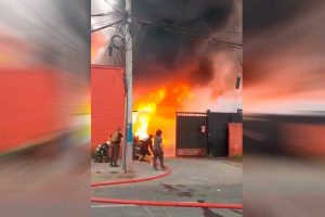 VIDEO| Incendio de grandes proporciones consume fábrica de plásticos en La Cisterna