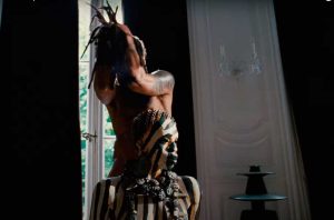 VIDEO| Lenny Kravitz desafía la censura y causa infarto a sus fans con desnudo en videoclip