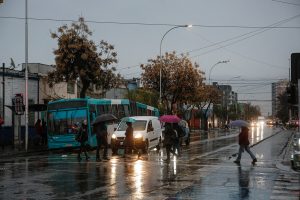 Los trastornos en Santiago debido a la fuerte lluvia matinal: Atrasos en Metro y caos vial