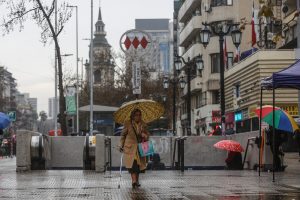 Se viene la lluvia en Santiago: Confirman pronóstico de precipitaciones y viento en la RM