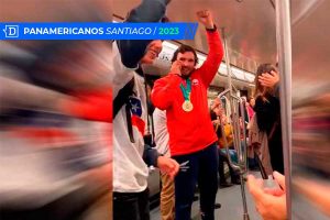 VIDEO| Le cargo la BIP: Lucas Nervi se va en Metro tras ganar medalla de oro en Santiago 2023