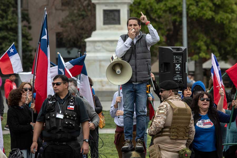 FOTOS| Pancho Malo llega con guardia privado a protesta del Team Patriota en La Moneda