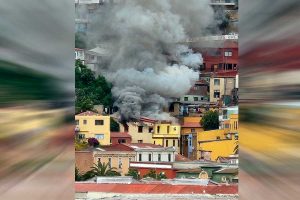 VIDEO| Emergencia en Valparaíso: Incendio consume casona de tres pisos en Cerro Monjas