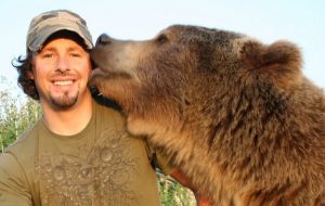 Experto en osos y presentador de Nat Geo dará charla sobre relación de seres humanos y animales