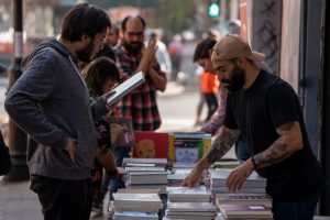 En Paseo Bulnes levantan la Primera Feria de Remate de Libros: De narrativa a filosofía