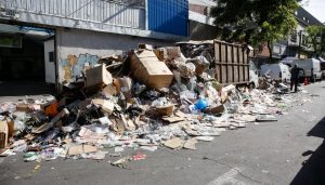 Recolectores exigen disculpas a Hassler mientras basura se sigue acumulando en Santiago