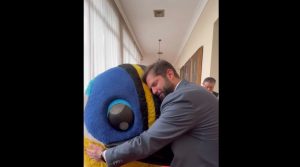 VIDEO| "Que estás famoso": Así fue cálido momento en que Boric abrazó a Fiu en La Moneda
