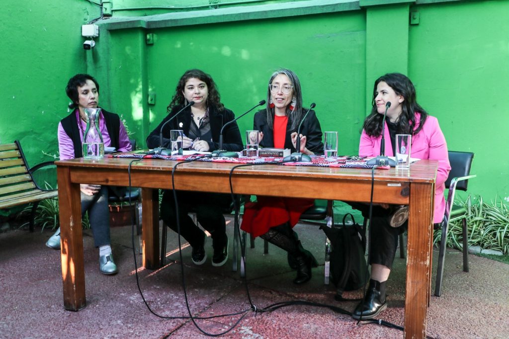 Conversatorio: Ministra Orellana abordó los desafíos del gobierno y feminismos del país