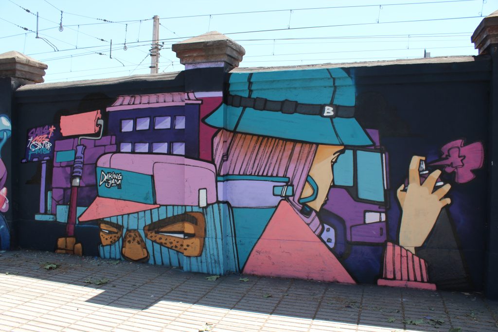 Tres mil metros de Estación Central se llenan de color con 180 artistas en Festival de Graffiti