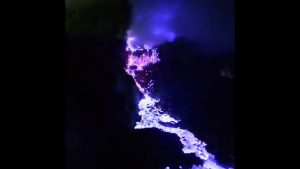 VIDEO| Extraño fenómeno de fuego azul en volcán de Indonesia sorprende a turistas y locales