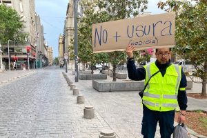 En honor a su madre: Hombre protesta contra texto constitucional por no frenar la usura
