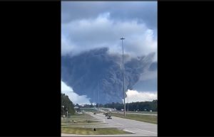 VIDEO| Incendio en planta química genera alerta y evacuación masiva en EE.UU.