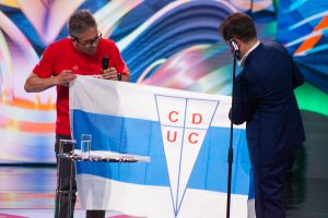 VIDEO| Presidente Boric dona su bandera de la UC a la Teletón 2023: “Es un momento de unidad”