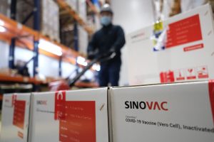 Embajada de China le baja el perfil a supuesto “quiebre” de Sinovac con Chile